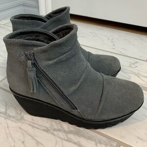 💙 Skechers Parallel Triple Threat Ankle Wedge Suede Boots
